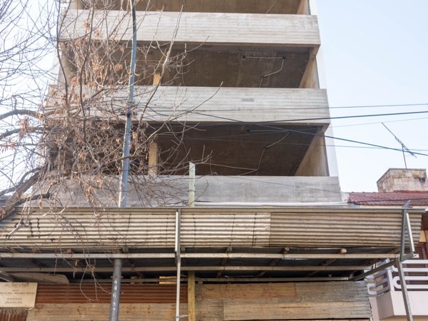Estructura de hormigón de D74 vista desde Diagonal 74, con las losas de los últimos niveles ya ejecutadas