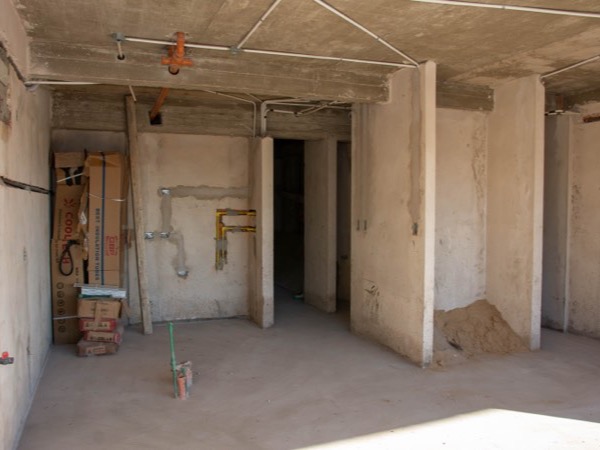 Interior de un semipiso de D74 en obra gruesa, con la instalación de gas montada