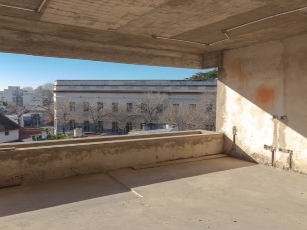 Balcón de D74 con vista al edificio institucional de enfrente