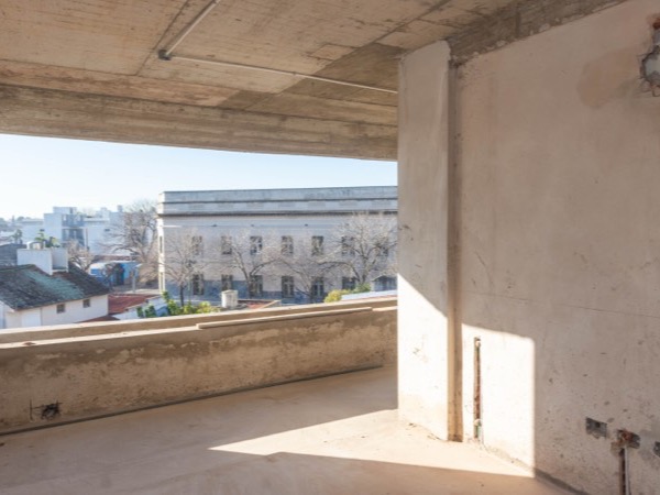 Espacio semicubierto de un semipiso de D74 con doble altura de luz natural