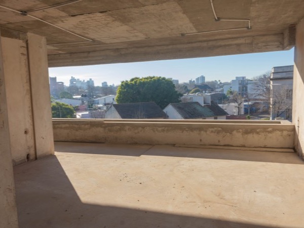 Balcón corrido de D74 con vista panorámica sobre los techos de La Plata