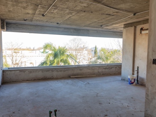 Living de un semipiso de D74 con ventanal corrido al frente