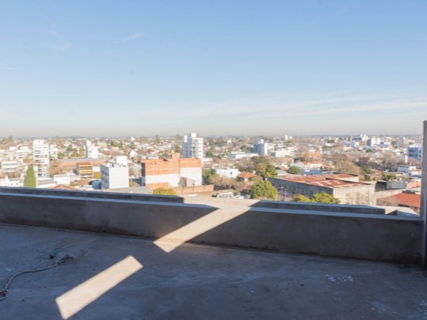 Terraza del 9° piso de D74 con vista panorámica de 180° sobre la ciudad