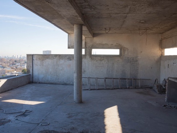 Sector semicubierto de la terraza de D74, futuro SUM con parrilla
