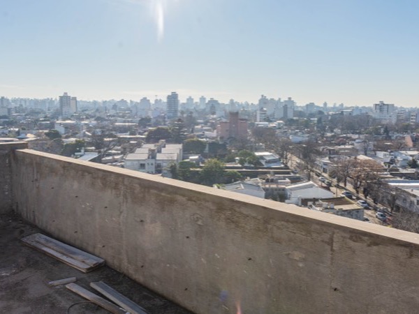 Panorámica del skyline de La Plata desde la terraza de D74