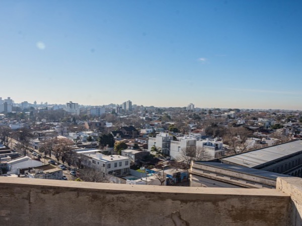 Vista de La Plata desde la terraza de D74, con el casco urbano bajo en primer plano