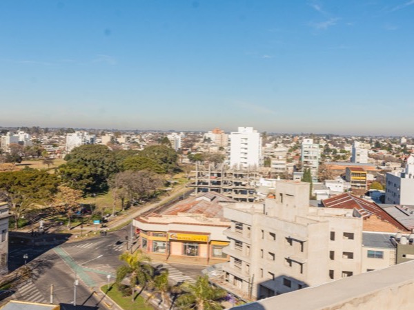 Vista desde D74 hacia el Parque Castelli y la esquina de Diagonal 74