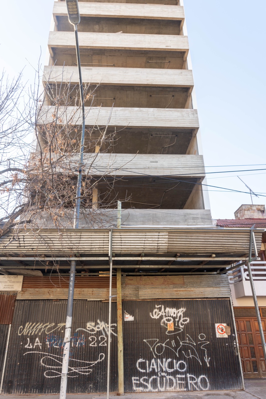 Estructura de hormigón de D74 vista desde Diagonal 74, con las losas de los últimos niveles ya ejecutadas