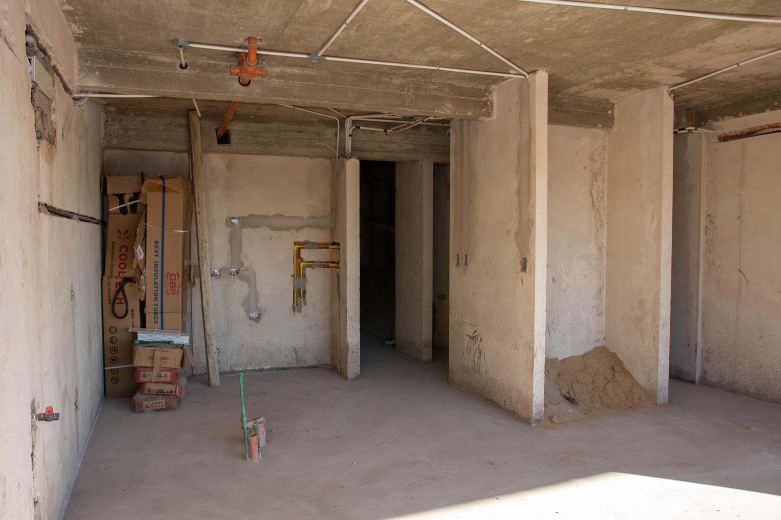 Interior de un semipiso de D74 en obra gruesa, con la instalación de gas montada
