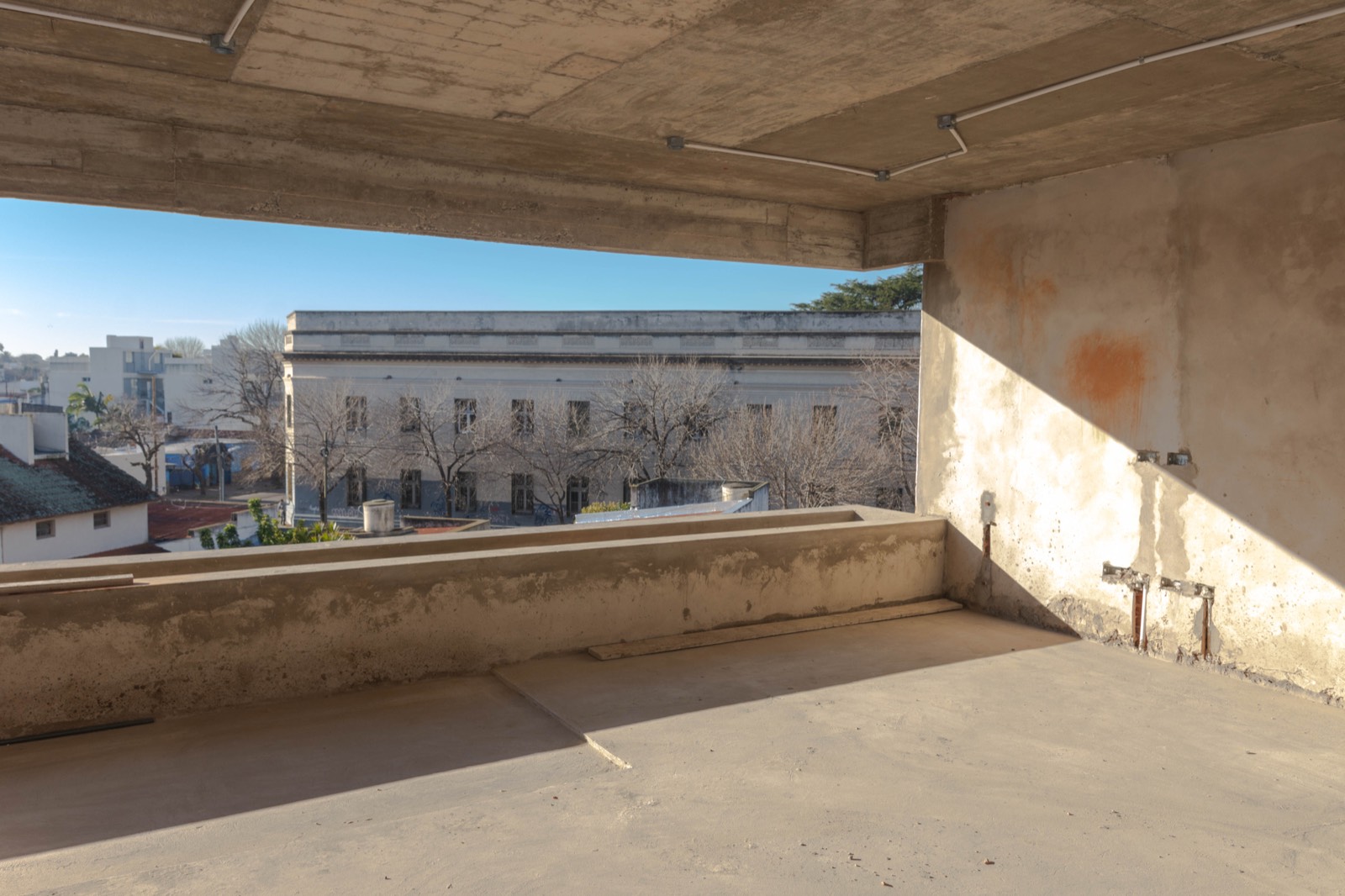 Balcón de D74 con vista al edificio institucional de enfrente