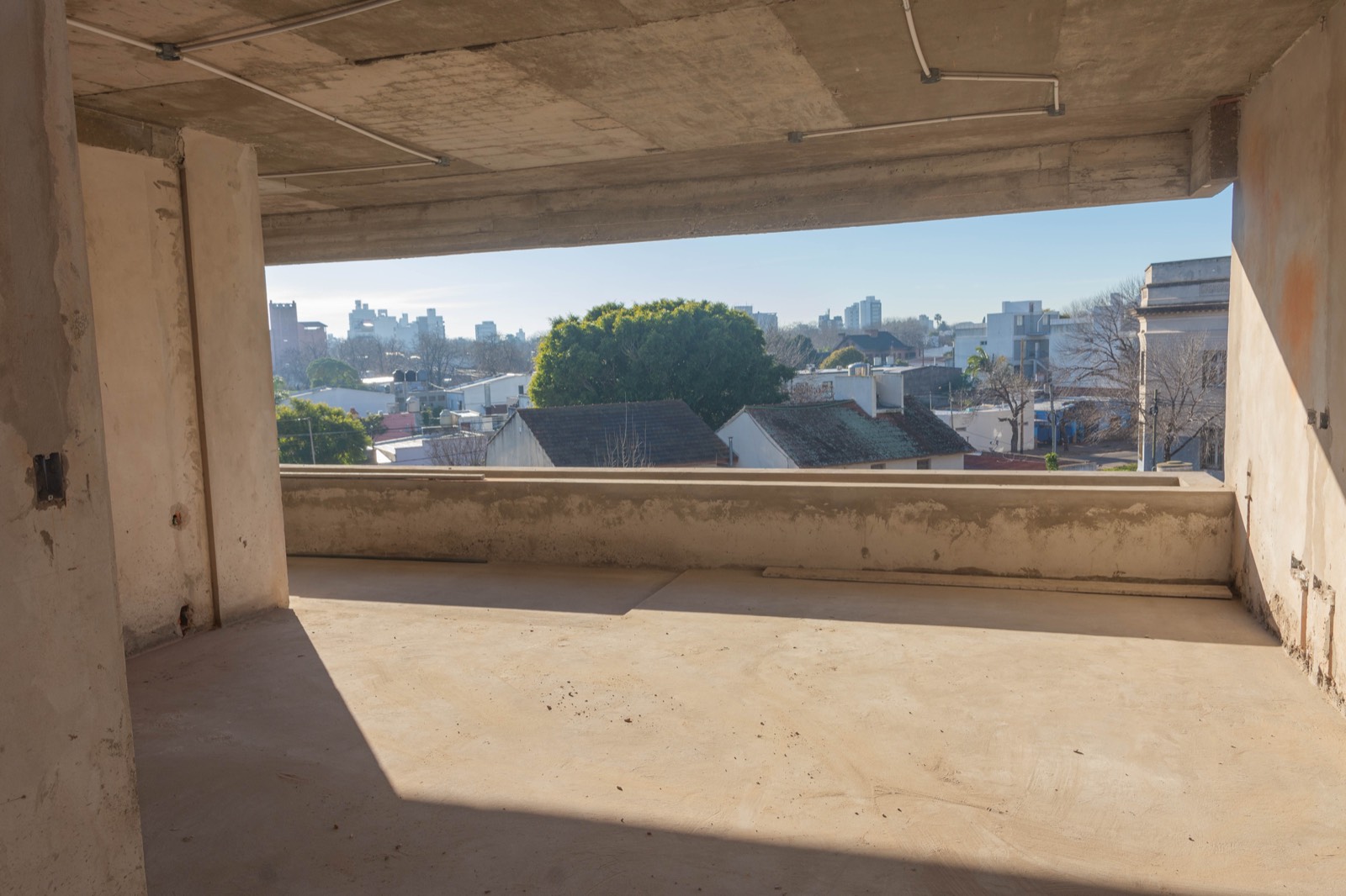 Balcón corrido de D74 con vista panorámica sobre los techos de La Plata