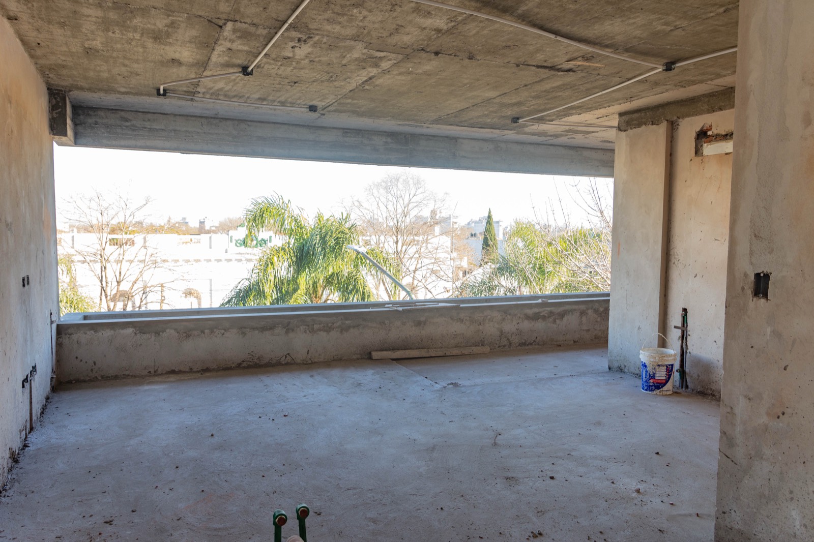 Living de un semipiso de D74 con ventanal corrido al frente