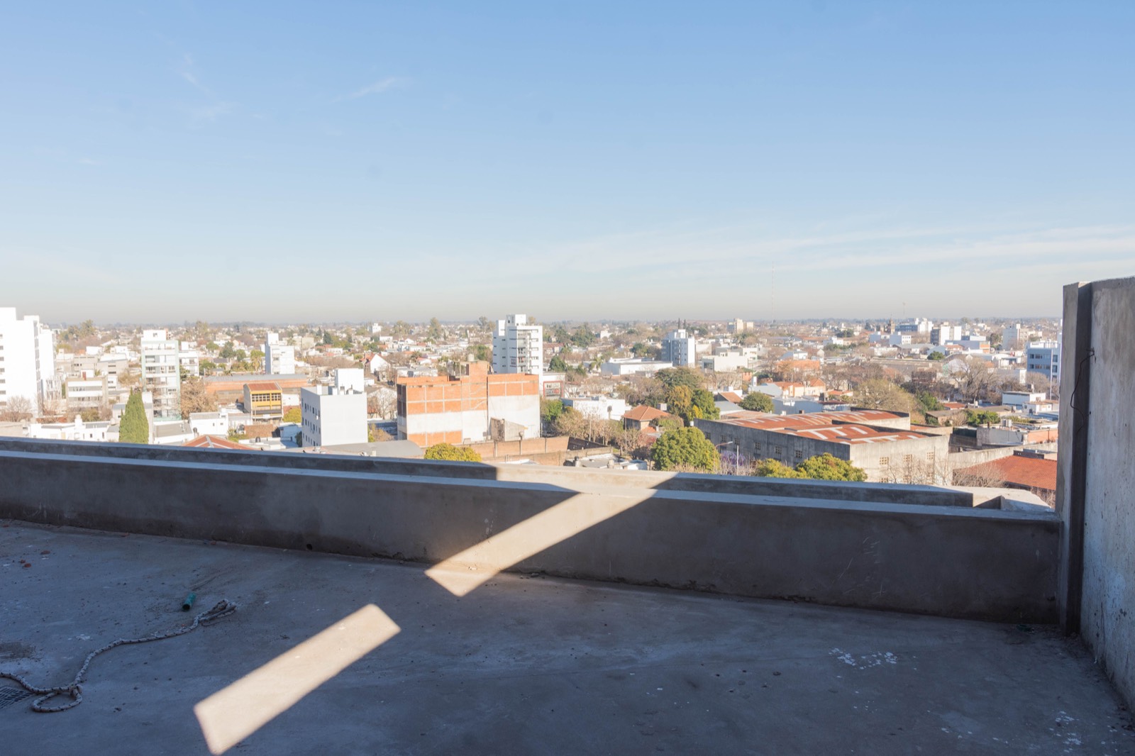 Terraza del 9° piso de D74 con vista panorámica de 180° sobre la ciudad