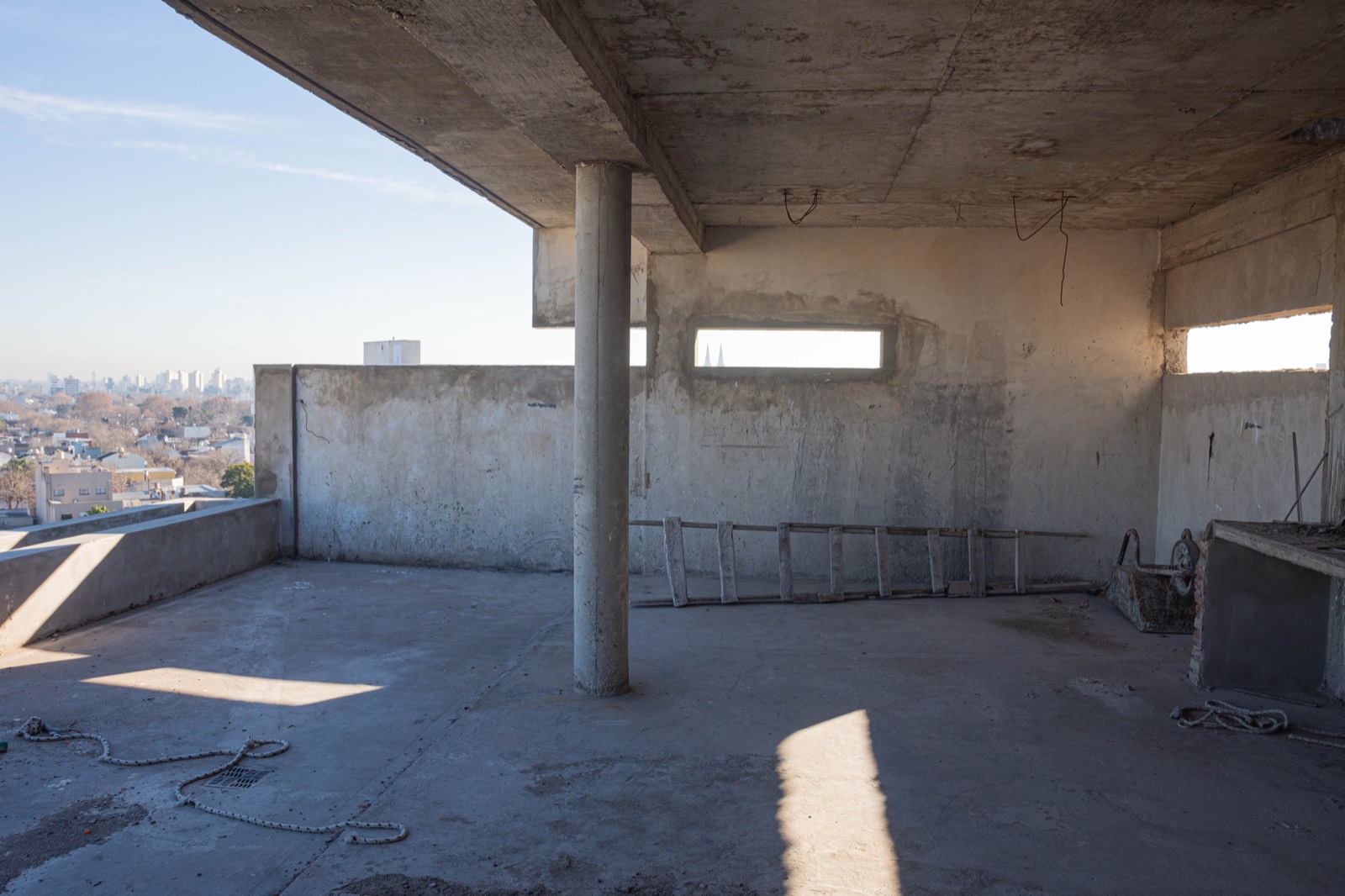 Sector semicubierto de la terraza de D74, futuro SUM con parrilla