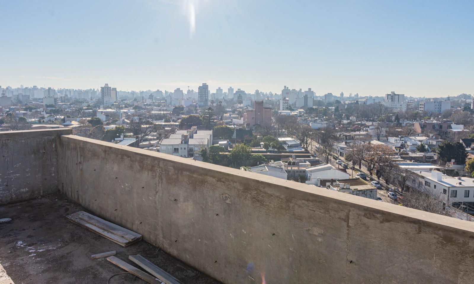 Panorámica del skyline de La Plata desde la terraza de D74