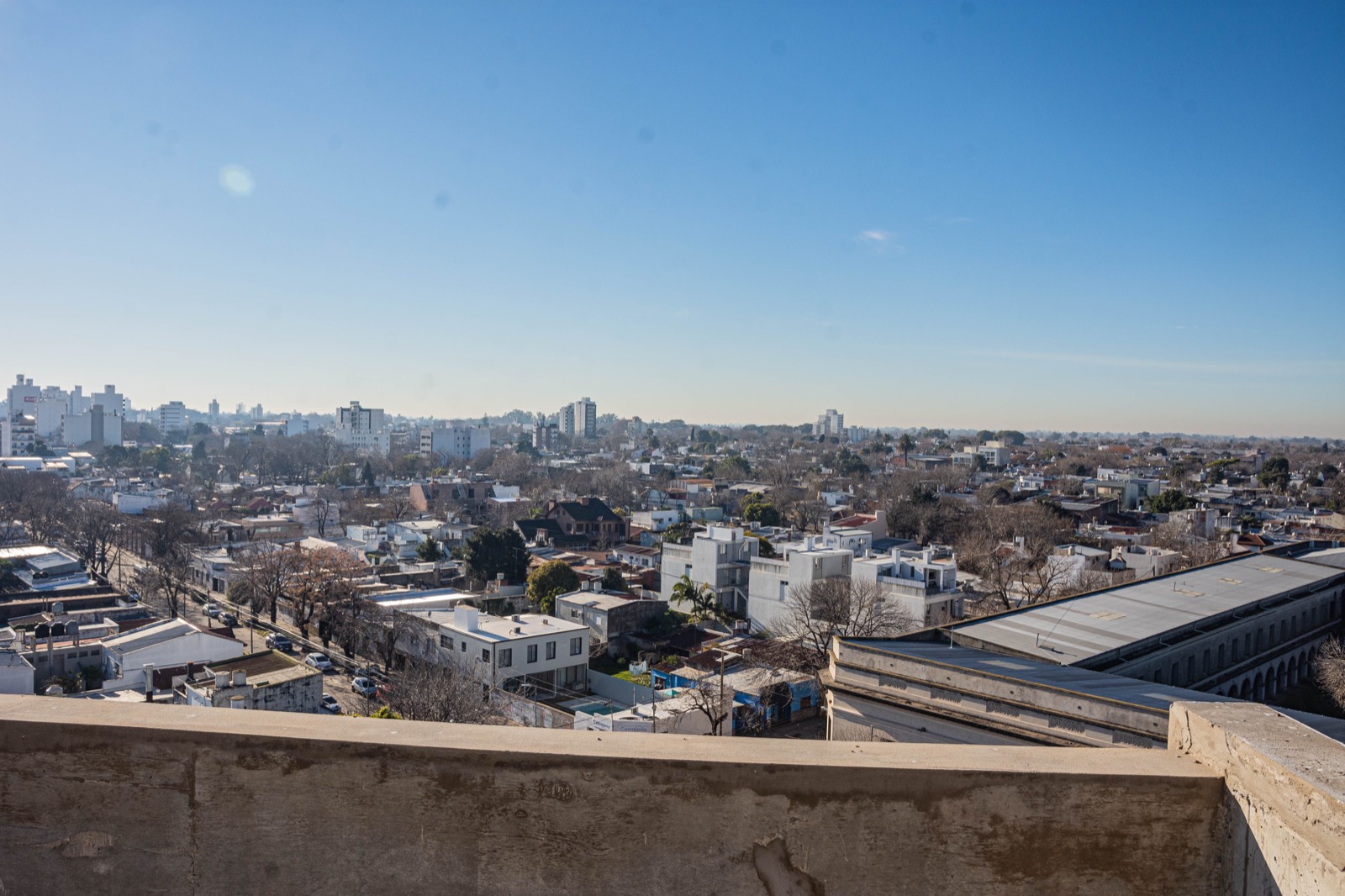 Vista de La Plata desde la terraza de D74, con el casco urbano bajo en primer plano