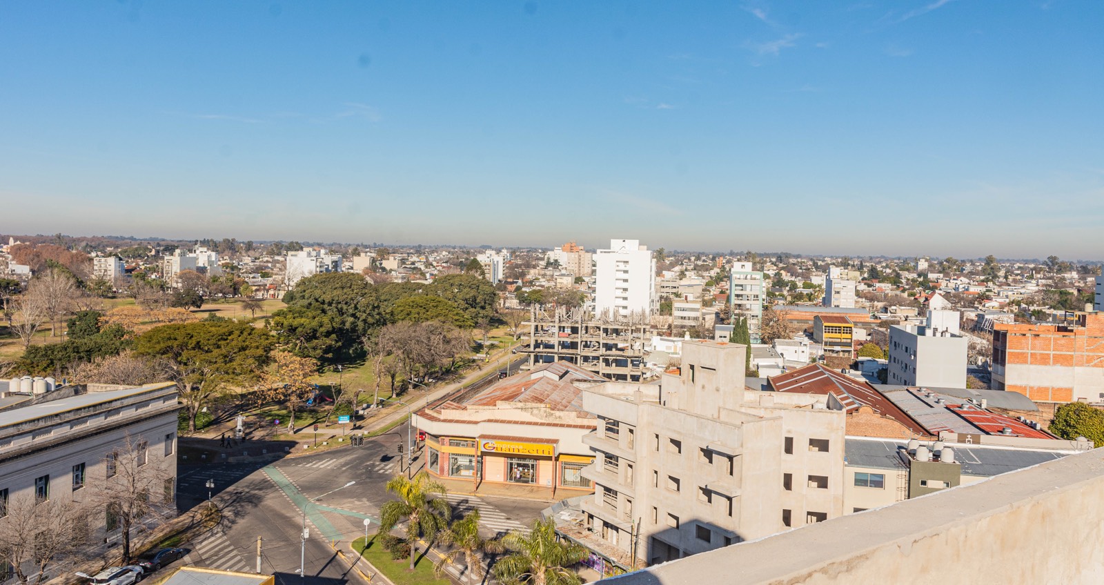 Vista desde D74 hacia el Parque Castelli y la esquina de Diagonal 74